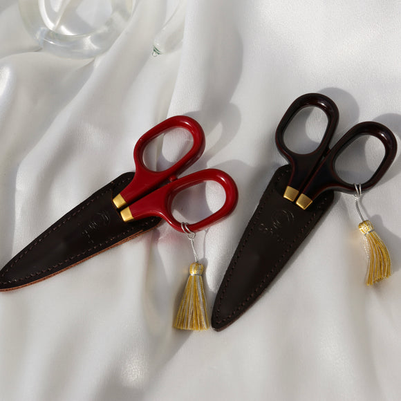 Small Scissors with Lacquered Handles (Shunuri)